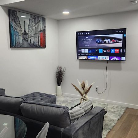 Modern 2 Bedroom Basement Suite At West אדמונטון מראה חיצוני תמונה